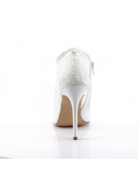 Preciosos zapatos de estilo botín de charol y encaje transparente